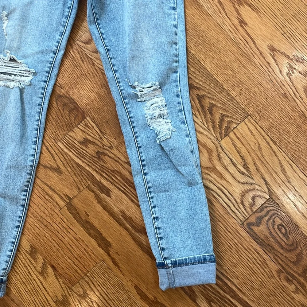 Women’s Wallflower Sassy High Rise Jeans. Size 7. Like New Condition.
